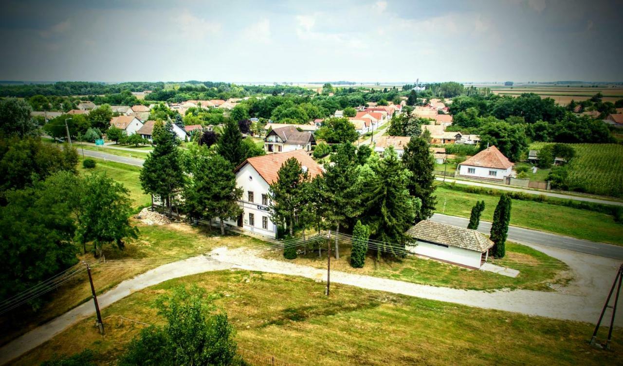 Locomotiv Vendégház Hercegszanto Exteriér fotografie
